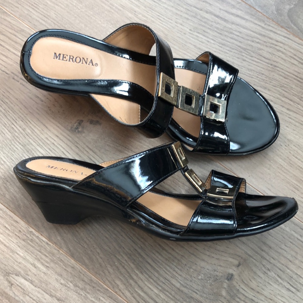 Patent leather wedge sandal